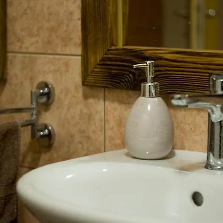 Apartman Ktory Hlada Meno